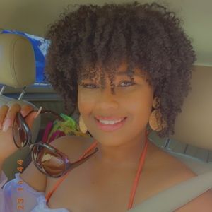 Meet your Posher, Elise